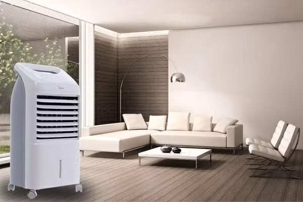 Do dùng từ “điều hòa” khiến nhiều người nhầm chúng có khả năng tăng-giảm nhiệt độ như điều hòa. Thực tế, hiệu quả của quạt điều hòa phụ thuộc rất nhiều vào môi trường: Độ ẩm không khí, nhiệt độ. Độ ẩm không khí càng cao, khả năng làm mát bằng hơi nước càng thấp.