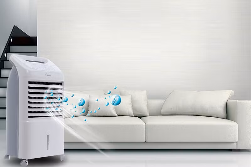 Một bất tiện nữa là việc thay nước. Theo thông số nhà sản xuất, có quạt dung tích bình chứa 23 lít nước chỉ sử dụng được từ 5-9 giờ liên tục. Khi hết nước quạt chạy như quạt điện bình thường. Người dùng phải thường xuyên kiểm tra và thêm nước.