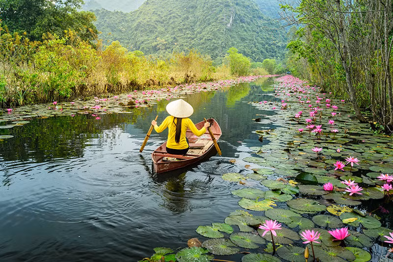 Sau này, có ý kiến cho rằng, bài thơ “Chùa Hương” dù ghi chú “Thiên ký sự của một cô bé ngày xưa”, nhưng hình bóng “em tuy mới mười lăm” phảng phất dáng vẻ mỹ nhân Đỗ Thị Bính, người tình trong mộng của thi sĩ.
