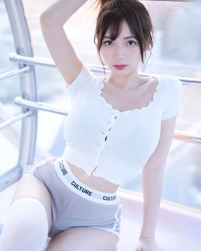 Gu thời trang của Thư Thư được đánh giá khá cao, cô nàng rất biết cách chọn trang phục làm nổi bật phần thân trên đầy đặn, tròn trịa và vòng eo thon gọn của mình.