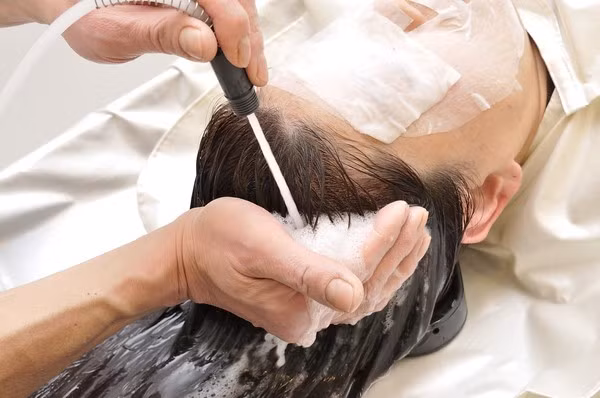 Đi gội đầu dưỡng sinh tại tiệm tóc nam, cô gái bị sàm sỡ Di goi dau duong sinh tai tiem toc nam, co gai bi sam so