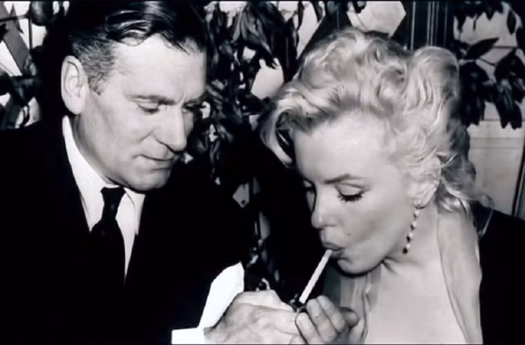 Một trong những ngôi sao yêu thích của Hugh Hefner ở Hollywood chính là Marilyn Monroe, người làm mẫu bìa số tạp chí đầu tiên của Playboy. Và cũng chính vì yêu thích Marilyn mà Hugh đã bỏ ra 75.000 USD để mua một ngôi mộ ngay gần mộ của Marilyn ở Westwood Memorial Park, Los Angeles để khi chết đi được nằm cạnh thần tượng của mình.