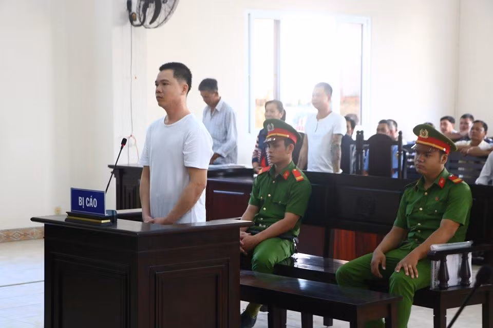 Chồng trút mưa dao lên vợ vì thấy nói chuyện với trai lạ Chong trut mua dao len vo vi thay noi chuyen voi trai la