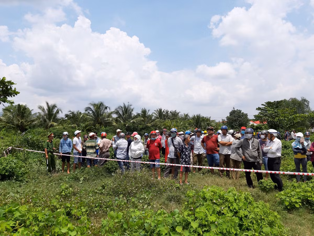 Cơ quan công an đang tiến hành công tác khám nghiệm, đưa các thi thể về trung tâm pháp y phục vụ công tác điều tra.