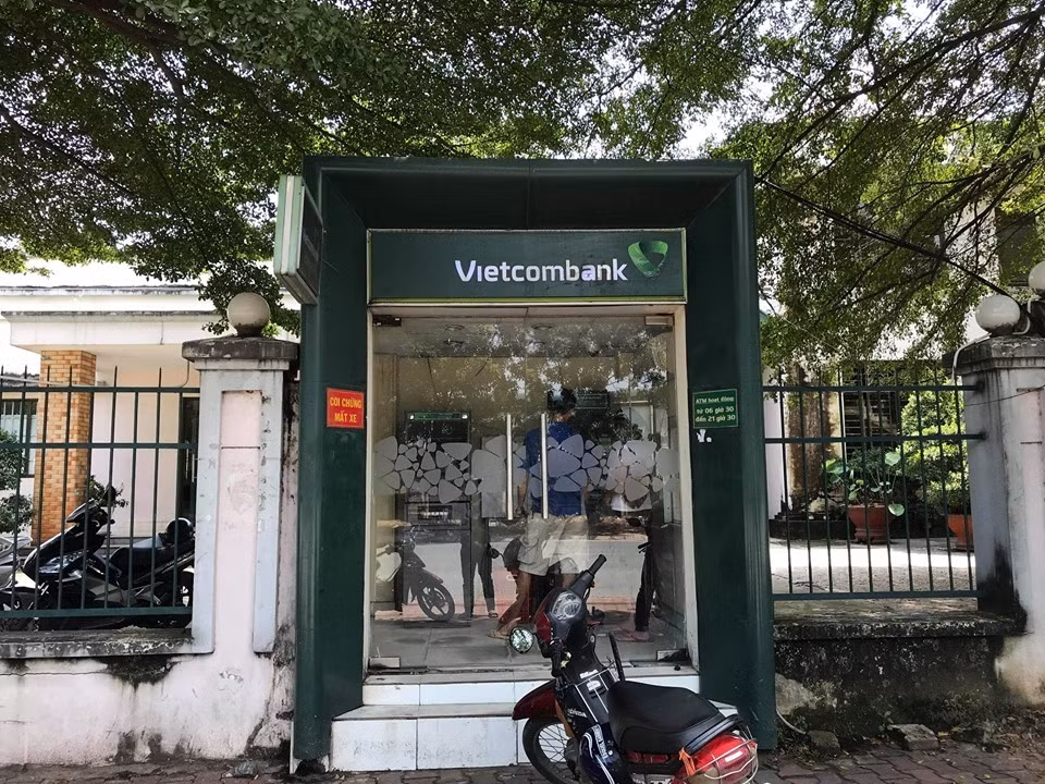 Đang rút tiền tại ATM, cô gái hoảng hồn bị gã trai dí vật này vào bụng Dang rut tien tai ATM, co gai hoang hon bi ga trai di vat nay vao bung