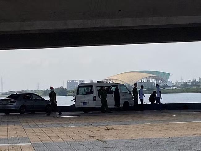 Hàng chục cảnh sát đã dùng thuyền rà soát 2 bờ sông Hàn thì tìm thấy phần đầu và tay của nạn nhân cách cầu Trần Thị Lý khoảng 200m. Thi thể sau đó được nhận dạng vào khoảng 25 - 30 tuổi, trên người mặc váy ngắn và áo tay dài. Công an Đà Nẵng sau đó đã rà soát thông tin nạn nhân, trích xuất camera quanh khu vực tìm thấy thi thể cô gái. (Ảnh: Nhịp sống Việt)