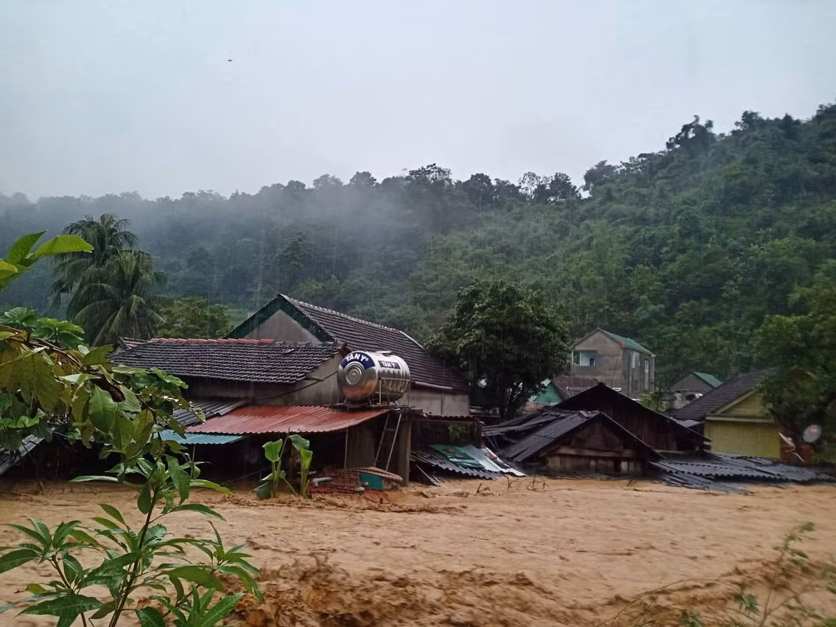"Hiện nay có 3 nhà dân tại xã Tà Cạ bị lũ cuốn trôi hoàn toàn. Rất may khi mưa lớn, người dân đã kịp ra khỏi nhà. Trong chốc lát, 3 căn nhà của các hộ dân sống dọc theo sông Nậm Mộ đã bị nước lũ cuốn trôi cùng toàn bộ tài sản", vị này cho hay. (Ảnh: Dân Việt)