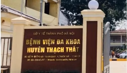 Đến ngày 22/11/2021, tan làm ở xưởng mộc, Huyên lấy 2 đinh ốc vít mang về phòng trọ nhét vào miệng cháu Ánh. Nhét xong, Huyên dùng tay phải cầm cốc nước để vào miệng bắt cháu Ánh uống để nuốt 2 đinh ốc vào bụng. Hôm sau, cháu Ánh đau miệng, không ăn, không chơi, hàng xóm gọi điện cho chị Luyến đưa đến Bệnh viện Thạch Thất khám, kết quả chụp X-quang thấy trong đường tiêu hóa của cháu có 1 chiếc đinh ốc vít. Cơ quan truy tố xác định đây là lần thứ 3 Huyên ra tay giết bé gái. (Ảnh minh hoạ)
