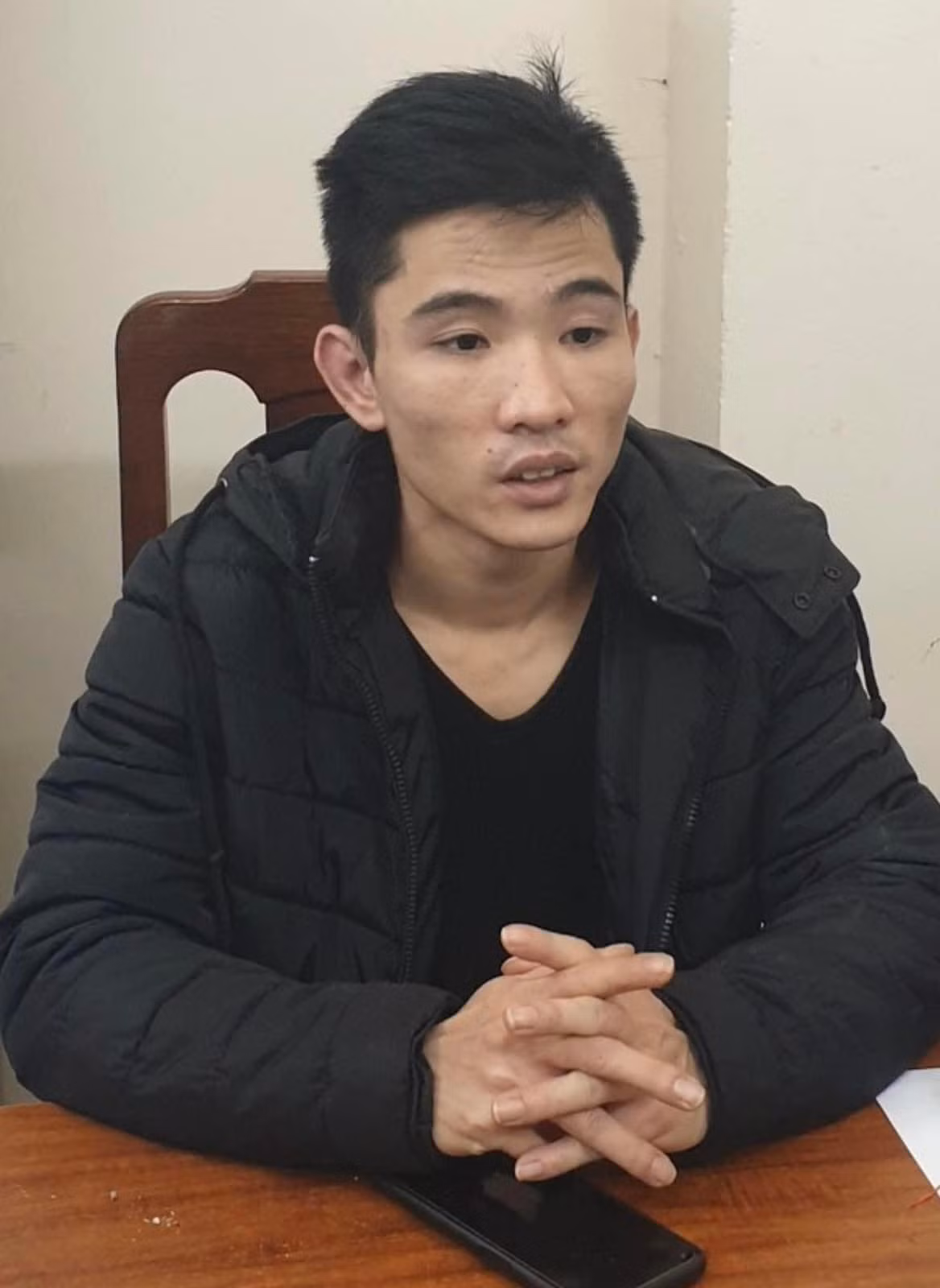 Theo đó, đầu tháng 9/2021, khi đi làm thuê tại xưởng mộc, Huyên lấy trộm một ít bột keo khô công nghiệp đem về cất giấu, nhân lúc chị Luyến đi làm, Huyên bắt cháu Ánh đứng đối diện và dùng tay trái bóp vào cổ cho cháu Ánh ngửa mặt lên trần nhà, rồi dùng tay phải thả bột keo khô vào lỗ mũi. Vài ngày sau, chị Luyến thấy cháu Ánh có biểu hiện khó thở nên đưa con đến Bệnh viện đa khoa huyện Thạch Thất điều trị. Bác sĩ lấy trong lỗ mũi của cháu ra các dị vật. 