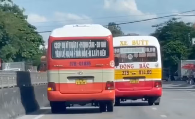 Hai xe buyt ruot duoi, chen nhau nhu phim tren Quoc lo 1A