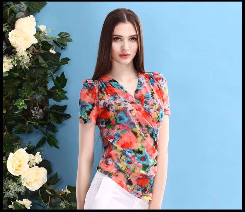 Những chiếc áo blouse hay T-shirt có phần cổ chữ V là một lựa chọn lý tưởng trong việc chọn đồ cho nàng vai thôi.