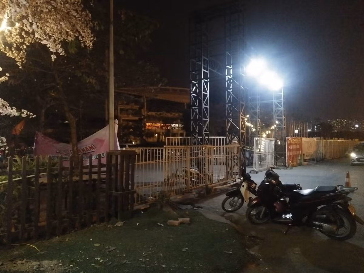 Trước đó, khoảng 20h cùng ngày, một số người tham gia giao thông qua đây vô cùng hoảng hốt khi chứng kiến cảnh nam tài xế taxi dùng tay bịt máu ở cổ, chạy ra khỏi xe.