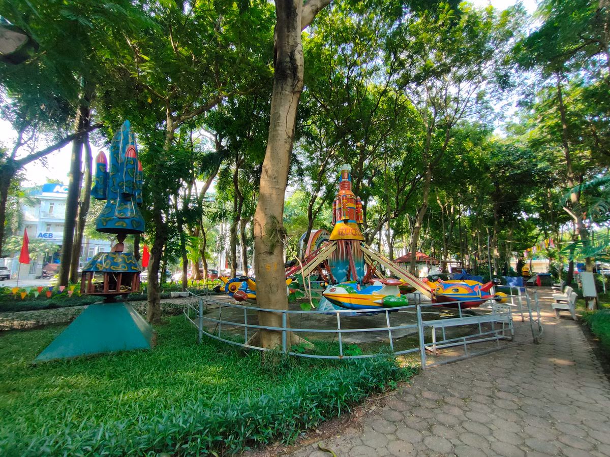 Tại khu vực vui chơi cho trẻ em, rất nhiều thiết bị trò chơi ngoài trời như tàu lượn, đu quay, ô tô điện... lâu ngày không được sử dụng, gây lãng phí. 