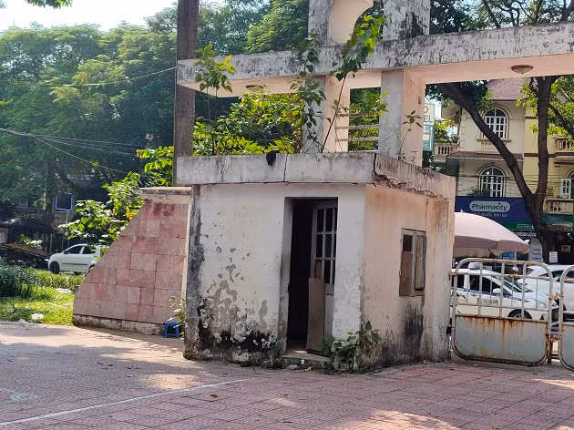 Khu vực phòng bảo vệ công viên Bắc Linh Đàm bỏ hoang, loang lổ những mảng tường bong tróc, bên trong trở thành nơi tập kết rác. 