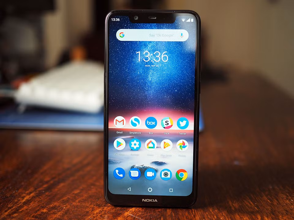 4. Nokia 5.1 Plus. Nếu là một người yêu thích những chiếc điện thoại có thiết kế đơn giản, nam tính thì Nokia 5.1 Plus là một lựa chọn rất tuyệt vời ở tầm giá dưới 4 triệu đồng. Máy sử dụng con chip Helio P60, có tốc độ xử lý ứng dụng nhanh. Bên cạnh đó, máy chạy trên hệ điều hành Android gốc, ít tùy chỉnh, cho phép thiết bị hoạt động ổn định, mượt mà, ít xảy ra tình trạng xung đột phần mềm. Màn hình có độ sáng cao, màu sắc tự nhiên, tuy nhiên độ phân giải chỉ đạt HD+.