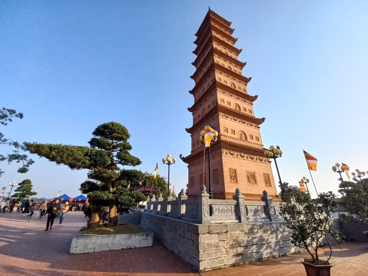 Theo Đại Nam nhất thống chí, tháp Tường Long có 9 tầng, được dựng trên khu đất rộng 1000m2, cửa mở ra hướng tây.