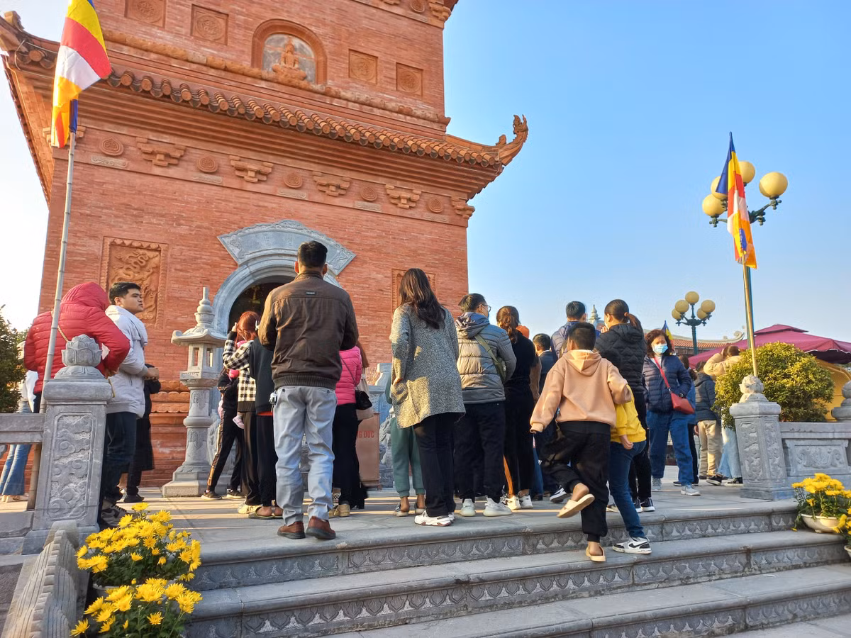 Tháp cao 100 thước ta (tương đương 45m), lại được đặt trên ngọn núi cách mặt biển hơn 100m nên thuộc loại cao nhất so với các tháp ở Việt Nam lúc bấy giờ.