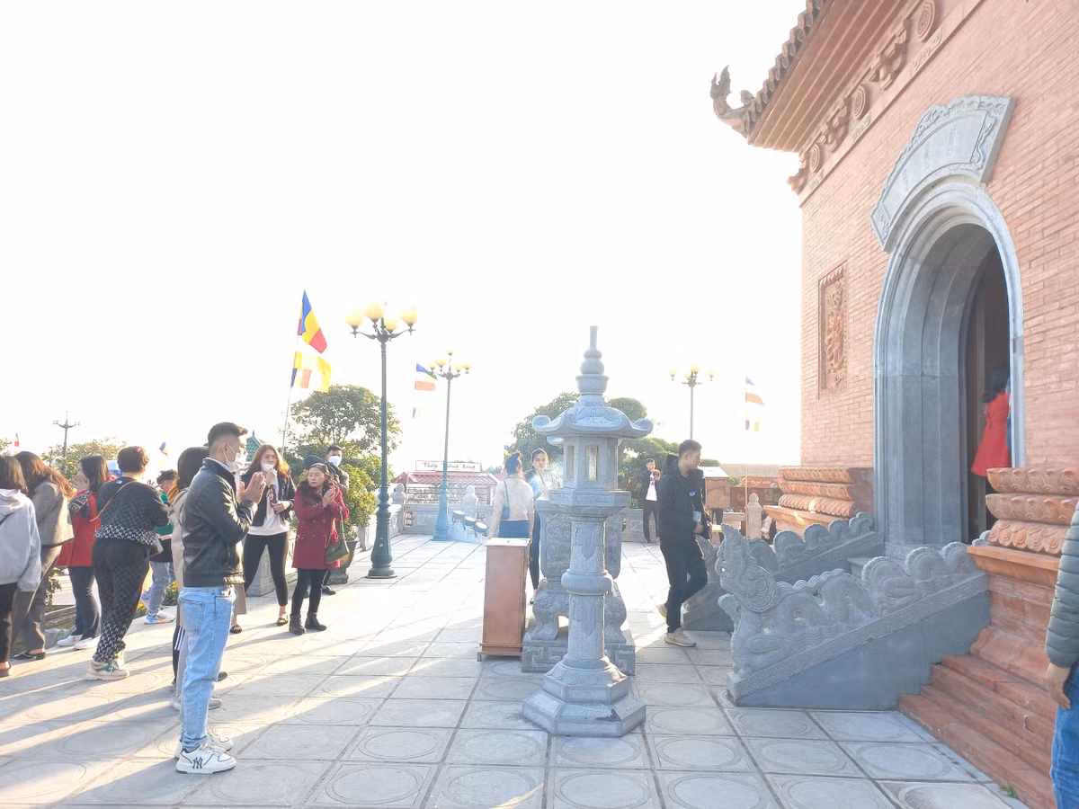 Với những giá trị văn hóa, tâm linh vô cùng to lớn, quần thể chùa tháp Tường Long xứng đáng là điểm đến không thể thiếu đối với du khách trong dịp đầu xuân.