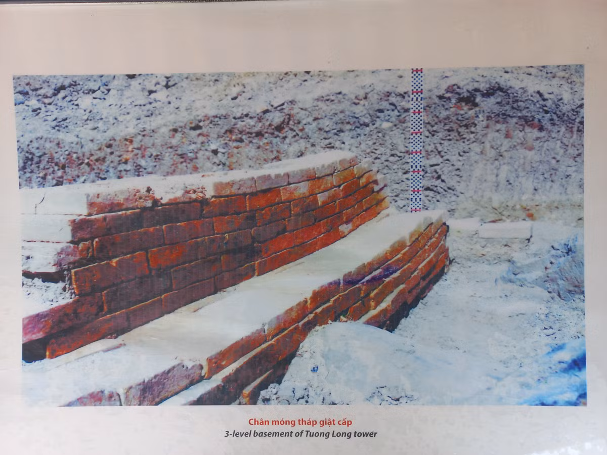 Năm 1978 và 1998, di tích tháp Tường Long đã 2 lần được tiến hành khai quật nhằm nghiên cứu một cách toàn diện ngọn tháp này. Người ta đã tìm thấy phế tích tháp với nền móng hình vuông, lòng tháp rỗng, trên các viên gạch vẫn còn hiện những hàng chữ nổi bằng tiếng Hán: “Lý gia đệ tam đế Long Thụy Thái Bình tứ niên tạo”.