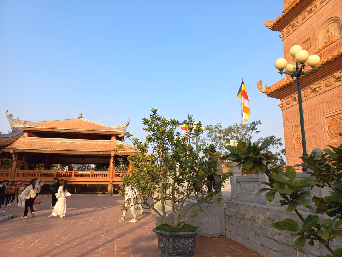 Theo Đại Việt sử lược, năm Mậu Tuất (1058), vua Lý Thánh Tông kinh lý qua vùng biển Ba Lộ đã dừng chân tại nơi này cho người xây tháp để thờ Phật.