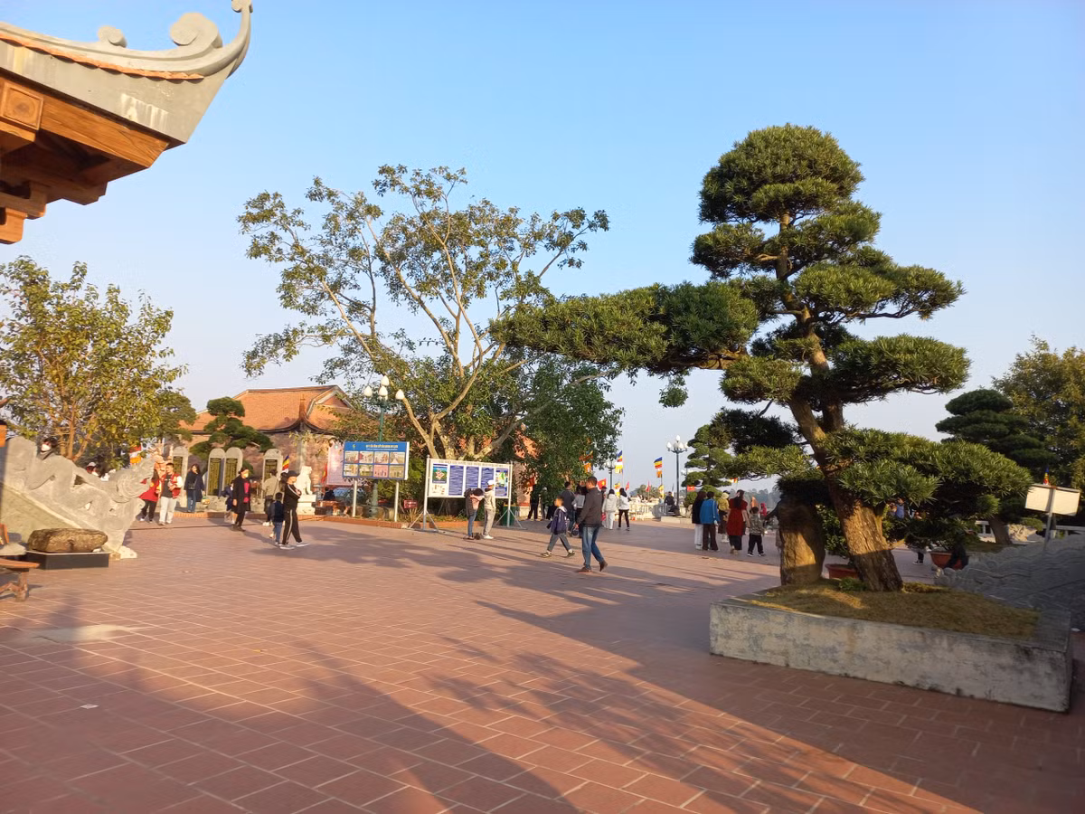 Khi xưa nơi đây còn được xây dựng như một đài quan sát nhằm theo dõi các biến động phía Đông Bắc. Thời đó, các đài quan sát ven biển nằm trong hệ thống "truyền đăng", mỗi khi có biến, sẽ đốt cỏ khô cho khói bay lên trời, truyền tín hiệu báo động về kinh thành Thăng Long.