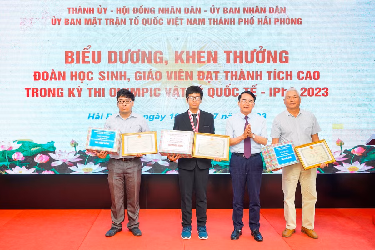 Hải Phòng: Thưởng 400 triệu cho học sinh dành HCB Olympic Vật lý Quốc tế Hai Phong: Thuong 400 trieu cho hoc sinh danh HCB Olympic Vat ly Quoc te