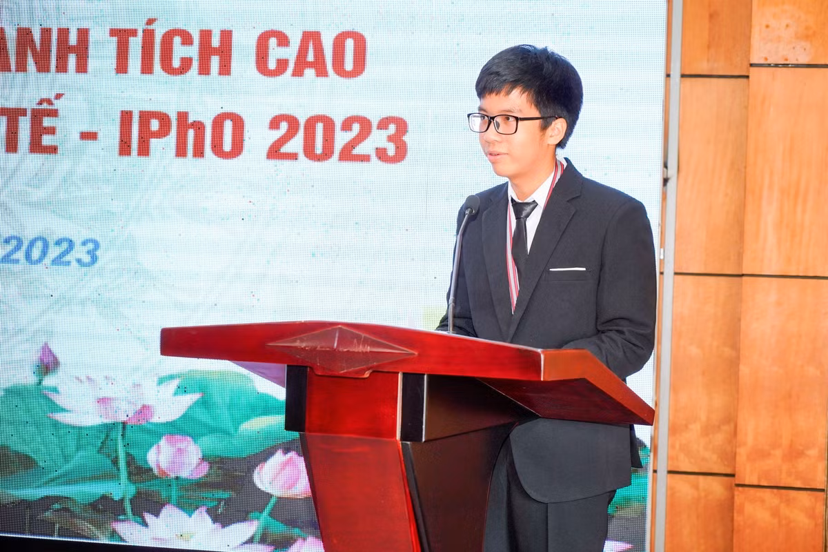 Hải Phòng: Thưởng 400 triệu cho học sinh dành HCB Olympic Vật lý Quốc tế - Hình 2 Hai Phong: Thuong 400 trieu cho hoc sinh danh HCB Olympic Vat ly Quoc te-Hinh-2