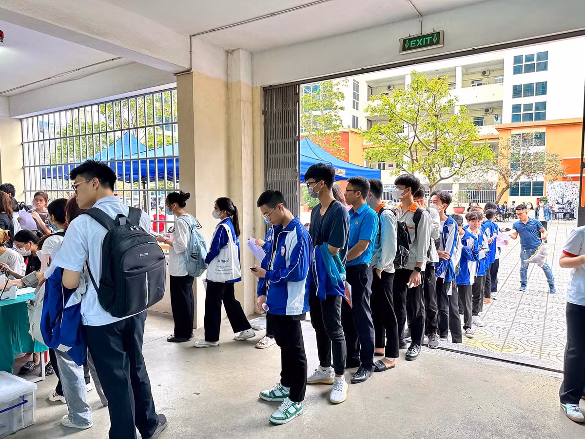 Năm 2009, khi còn là hiệu phó, nhận thấy Trường Đại học Hàng hải có nguồn lực dồi dào, các bạn sinh viên khoẻ mạnh, nhưng hoạt động hiến máu còn rất hạn chế, thầy Phạm Xuân Dương đã mạnh dạn đề xuất với lãnh đạo Trường để triển khai tổ chức hiến máu nhân đạo. Cũng kể từ đấy, hoạt động hiến máu nhân đạo của trường có nhiều thay đổi tích cực. 