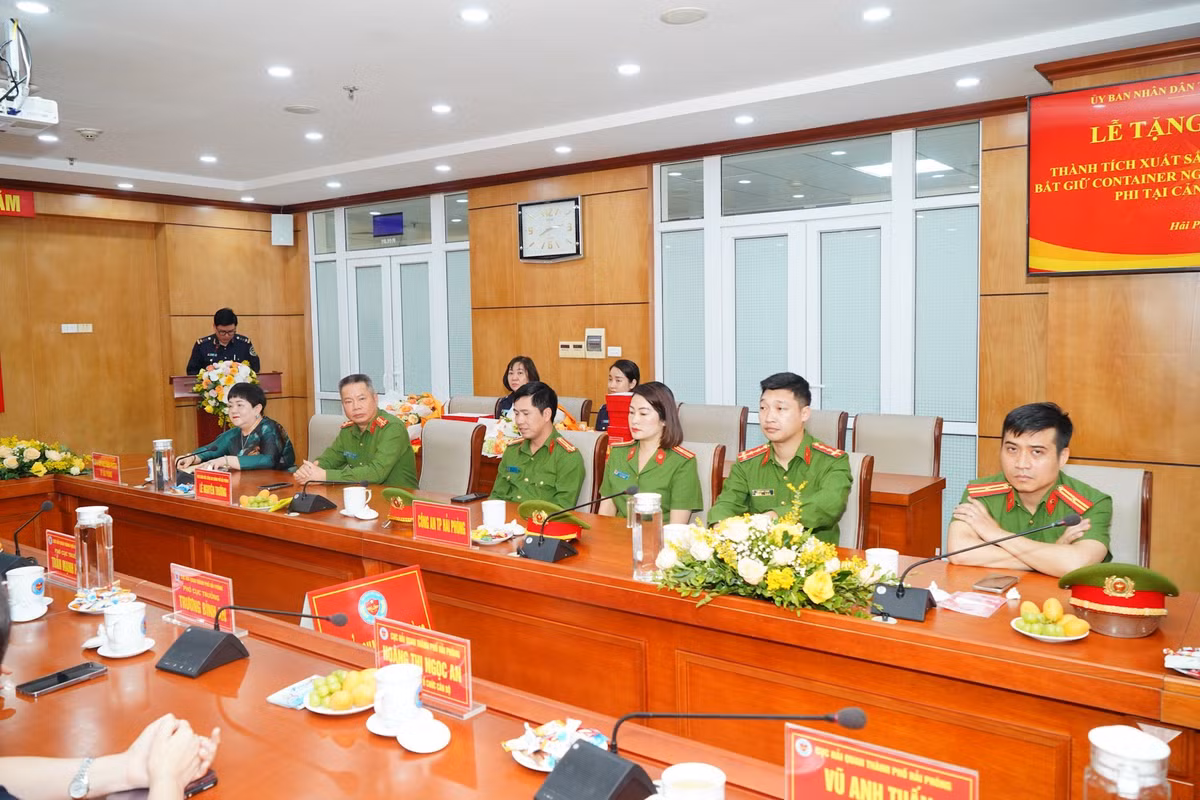 Việc khen thưởng của UBND thành phố đã kịp thời động viên tinh thần các lực lượng làm nhiệm vụ tại cảng cửa ngõ. Được biết, ngay trong đầu tháng 3/2023, UBND thành phố cũng đã tặng thưởng cho 5 tập thể có thành tích xuất sắc trong việc bắt giữ 2 container chứa hơn 600 kg ngà voi nhập lậu từ châu Phi qua Cảng Hải Phòng. 