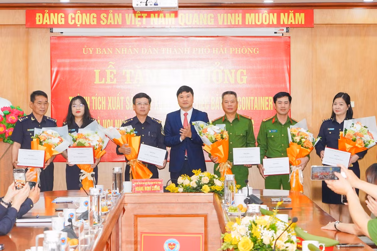 6 tập thể gồm: Cục Hải quan thành phố Hải Phòng, Công an thành phố, Chi cục Hải quan cửa khẩu Cảng Hải Phòng khu vực 2, Đội kiểm soát Hải quan, Phòng quản lý rủi ro (Cục Hải quan thành phố Hải Phòng); Phòng Cảnh sát môi trường (Công an thành phố). 