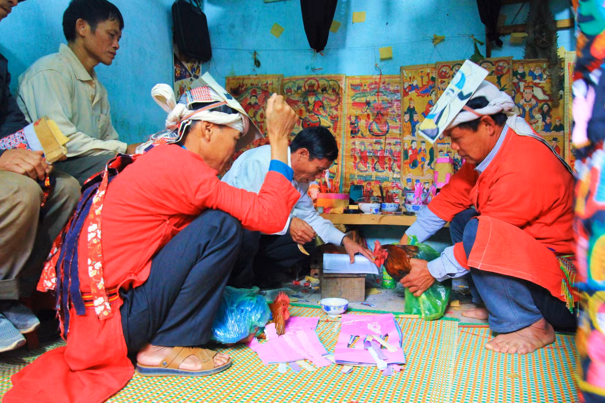 Giữa đêm khuya tĩnh mịch chỉ có tiếng chuông, tiếng kèn, trống vang lên cùng những điệu múa huyền bí của lễ cấp sắc linh thiêng trong ngôi nhà nhỏ.