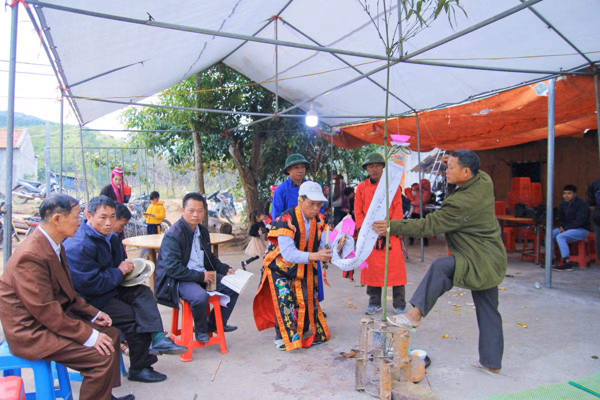 Tên tuổi của người Dao Thanh Y gắn với số thứ bậc trong bàn thờ tổ tiên để cúng các ngày lễ tết, giỗ, lễ cúng gọi hồn, vía. Qua lễ đặt tên âm, các thầy cúng giáo huấn người được cấp sắc về việc sống thiện và không được làm điều ác.