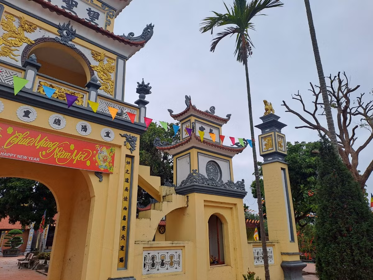 Hàng năm, lễ hội đền chùa Mõ được tổ chức vào mồng 6 tháng Giêng (lễ Kỳ Phúc) và thường được kéo dài ba ngày với nhiều hoạt động như: lễ rước Thành Hoàng làng, hội vật Cầu Đảo, các trò chơi đánh cờ, chọi gà, tổ tôm điếm…