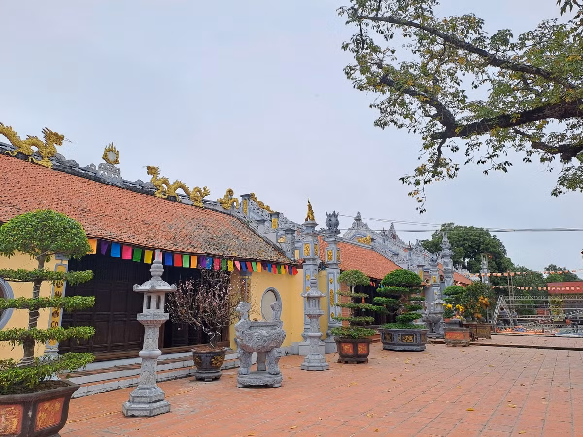 Tương truyền, do chán cảnh cung cấm, công chúa Quỳnh Trân thường cùng người hầu cải trang đến nhiều vùng, tìm thú vui nơi cuộc sống dân dã.
