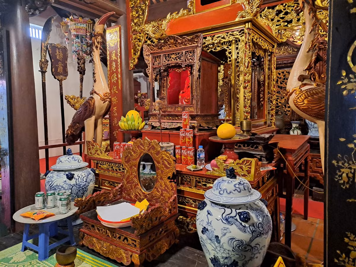 Tượng Quỳnh Trân công chúa được đặt trong khám ở gian hậu cung, nơi trang nghiêm của ngôi đền.
