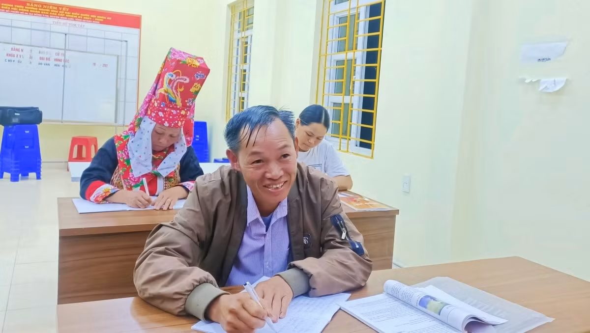 Lớp học này còn một điều đặc biệt là có 4 cặp vợ chồng cùng nhau đi học. Sau 1 ngày lên rừng làm lụng vất vả về, họ lại động viên nhau nấu nướng, ăn cơm sớm để kịp giờ đến lớp. Anh Chíu Chăn Lằm – thôn Ngàn Vàng Trên chia sẻ: “Trước đây, gia đình không có điều kiện để đi học nên tôi không biết chữ, do đó làm cái gì cũng khó, cũng vấp. Nhờ có lớp xóa mù chữ này, giờ tôi đã biết đọc, biết viết, biết nhân chia, đi buôn bán không còn ngại nữa”.