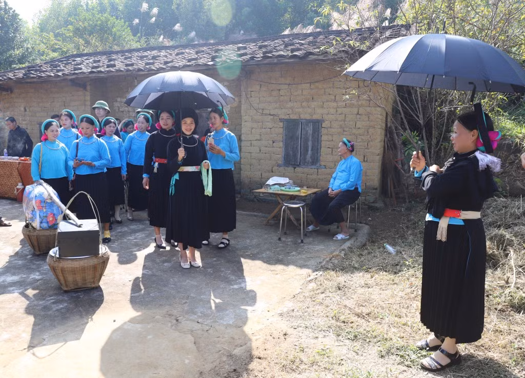Trong lễ cưới, ban đầu, đoàn nhà trai đến nhà gái, nhà gái cử người ra đón. Nhà trai hát đối trình bày công việc đến xin đón cô dâu.
