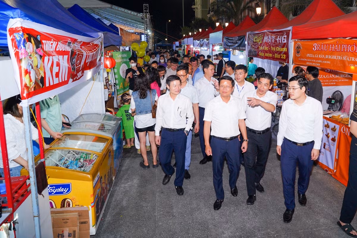  Lễ hội Bia và Ẩm thực quận Đồ Sơn năm 2023 diễn ra đến ngày 2/5, với gần 120 gian hàng ẩm thực cùng các món ăn ngon, đồ uống hấp dẫn, các món ăn đặc sản của Hải Phòng – Đồ Sơn, cùng nhiều đặc sản các vùng miền trên cả nước. 