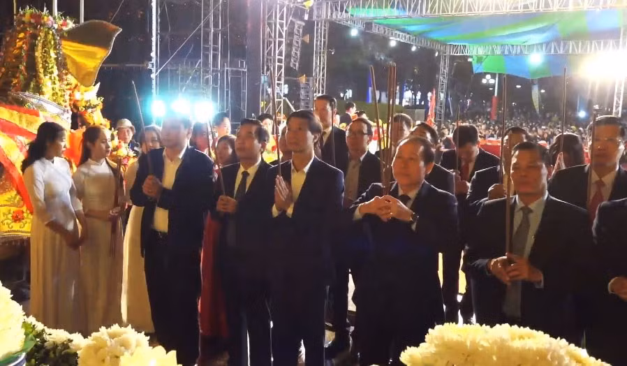Đám rước xuất phát từ Đền Nghè và Đình An Biên đi qua các tuyến phố về quảng trường Tượng đài Nữ tướng. Tiếp đó, các đồng chí lãnh đạo thành phố, các ban, ngành, địa phương tiến hành lễ dâng hương tại Tượng đài Nữ tướng Lê Chân.