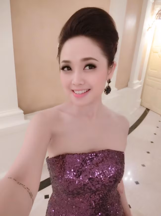 Nữ MC rất chăm chỉ cập nhật hình ảnh trên trang cá nhân, khi thì một mình, khi thì thân mật bên cạnh người yêu đồng tính.
