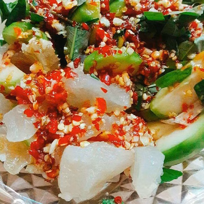 Về hương vị, gân bò trộn cóc cũng bắt miệng vô cùng.Gân bò giòn sựt thấm vị mắm tỏi, cóc chua dịu, cay xè, mặn ngọt hài hòa, ăn mãi không chán. Món này vừa hợp để chị em ăn vặt, vừa hợp cho cánh mày râu lai rai. Một hộp gần bò trộn cóc có giả từ 60 đến khoảng 80 ngàn một hộp khoảng 0,5kg với lượng gân khá nhiều. Tính ra mức giá không đắt cho món ăn vặt mà nhiều người có thể ăn được.