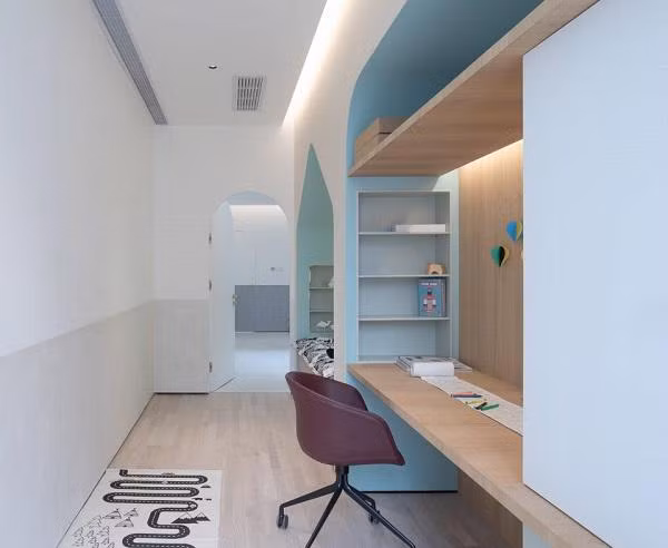 Phòng của bé với góc học tập xinh xắn, thiết kế phòng đơn giản nhưng lại mang nét độc đáo.