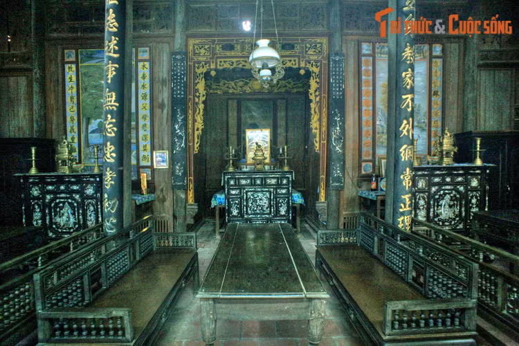 Bên trong ngôi nhà chính có 36 cột, trên hai cột cái trang trí đôi câu đối mang đại ý là gia chủ lấy đức tính trung hiếu làm đầu. Gian giữa ngôi nhà có phần hậu cung, là nơi thờ Phật và tổ tiên.