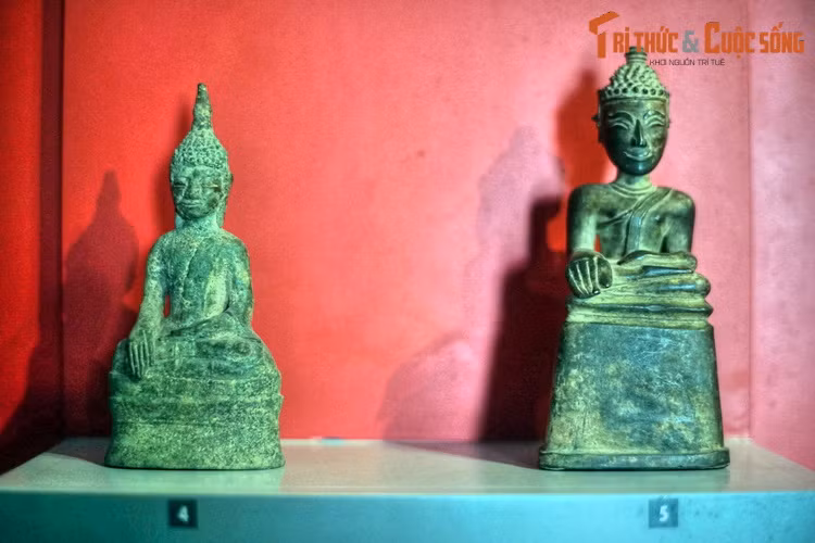 Tượng Phật bằng đồng của Lào, thế kỷ 17-18. Nhìn chung, các bức tượng Phật giáo Đông Nam Á được tạo hình khá giản dị, ít khi có hoa văn cầu kì, bởi theo triết lí hệ phái Nam Tông, Đức Phật là một người bình thường, cũng ăn, ngủ, nghỉ như chúng sinh.