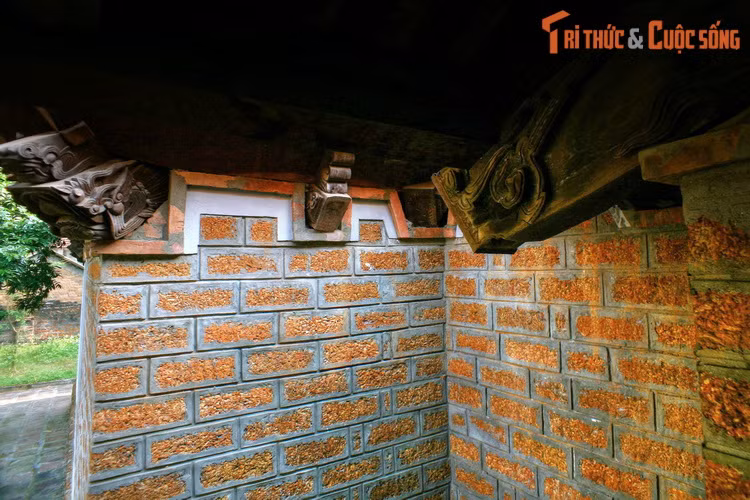 Tất cả các công trình nổi tiếng của làng Đường Lâm như đình Mông Phụ, chùa Mía, cổng làng và các giếng cổ trăm tuổi... đều được xây dựng bằng đá ong. Xung quanh loại vật liệu này có nhiều điều lý thú mà không phải ai cũng tường tận.