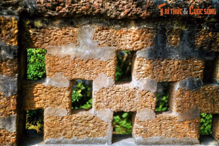 Đá ong khá mềm khi mới khai thác từ lòng đất, nhưng chỉ cần phơi nắng một lần là đã đủ cứng để sử dụng. Việc chế tác đá ong không tốn nhiều công sức như các loại đá khác và không mất nhiều thời gian như nung gạch từ đất sét.