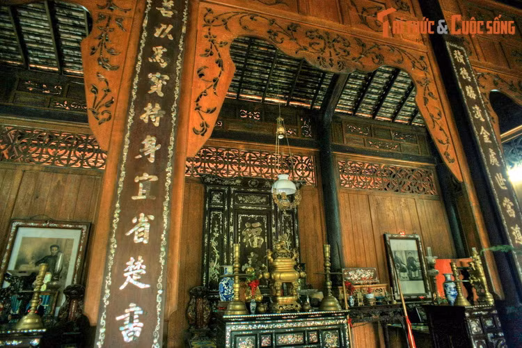 Tương phản với diện mạo phương Tây ở bên ngoài, nội thất của ngôi nhà gây ấn tượng với cấu trúc gỗ tuyền thống, với bốn cột chính to bằng lớn gỗ căm xe và nhiều cột nhỏ hơn. Các câu đối khảm xà cừ, bao lam chạm trổ cầu kỳ càng làm tăng thêm vẻ lôi cuốn của không gian kiến trúc.