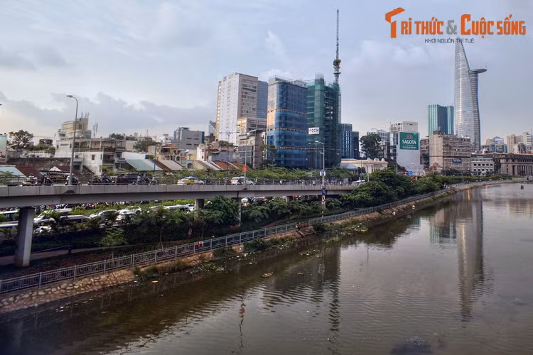 Thậm chí, có một thời, mỗi khi người ta nói "Đồng Nai - Bến Nghé" tức là nói đến cả vùng đất Nam Bộ. Điều này cho thấy tầm quan trọng đặc biệt của khu vực Bến Nghé với toàn miền Nam.