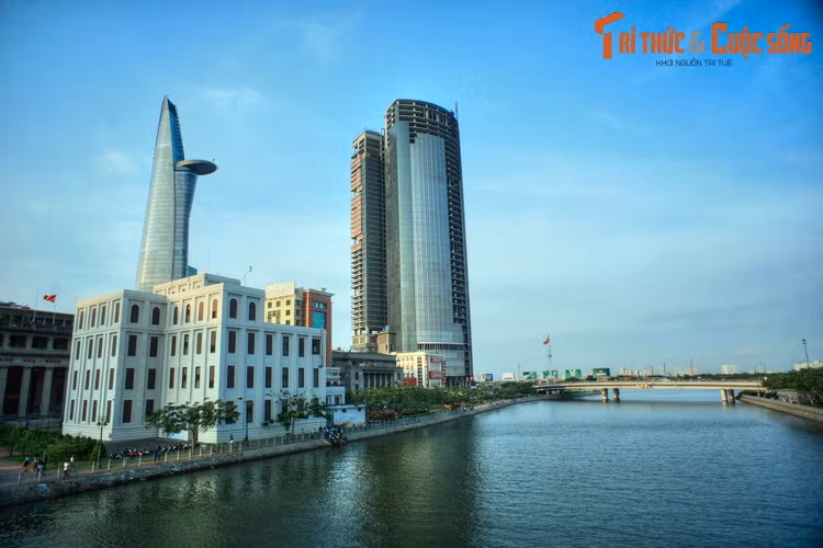 Xuất hiện cùng với những thế hệ cư dân đầu tiên của Sài Gòn, thuở sơ khai Bến Nghé là tên của một bến nước, sau chỉ một con sông (rạch), cuối cùng được dùng cho cả vùng trung tâm Sài Gòn.