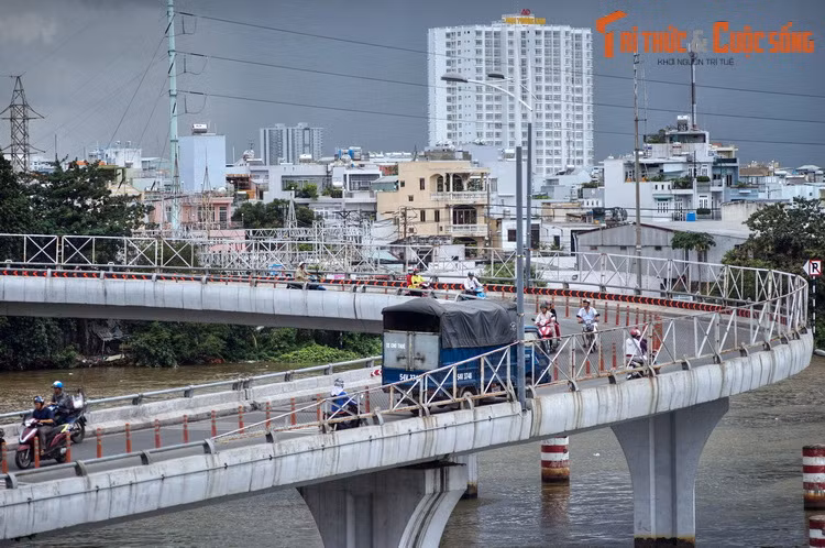 Do cách đặt tên như vậy nên Bến Nghé có khi còn được gọi là Bến Trâu, như một câu trong bài "Gia Định thất thủ vịnh": “Tàu khói chạy mây tuôn sông mấy khúc, lờ lạt Bến Trâu".